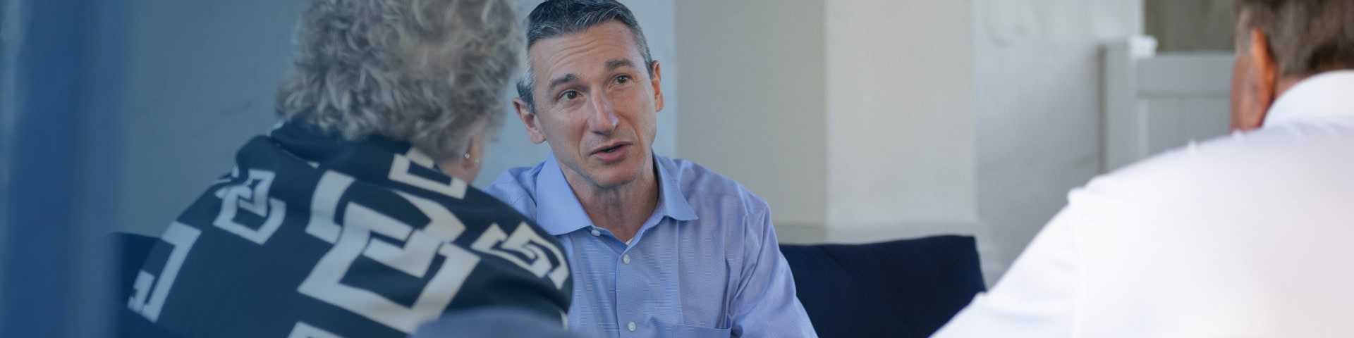A Recovery Keys therapist guiding a cognitive behavioral therapy session